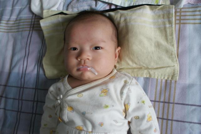 寶寶吐奶， 出了拍嗝，這些“動作”也很重要