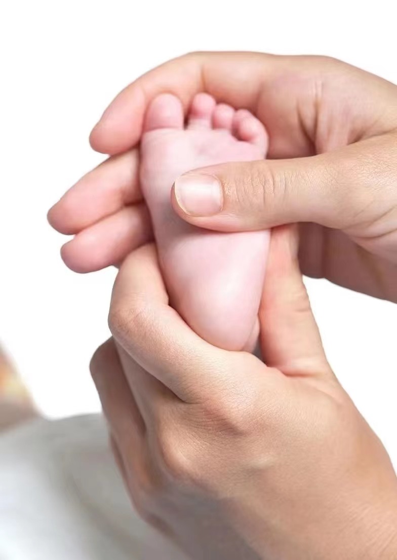 多摸摸寶寶小腳丫，寶寶更聰明：