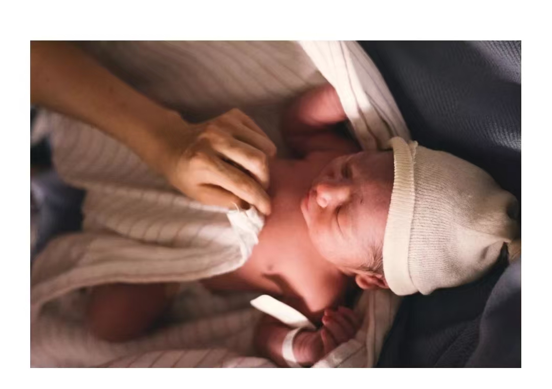 產后黃金 24 小時護理指南：這些關鍵要點不容小覷